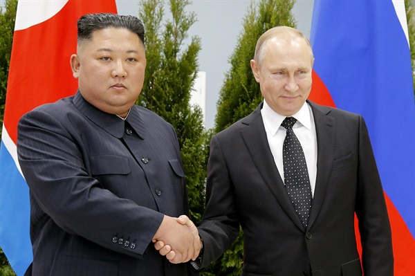 블라디미르 푸틴 러시아 대통령(오른쪽)과 김정은 북한 국무위원장이 2019년 4월 25일 러시아 블라디보스토크에서 회담 중 악수를 나누고 있다. 