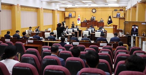 서산시의회가 8일 이수의 의원에 대한 징계요구를 가결했다.