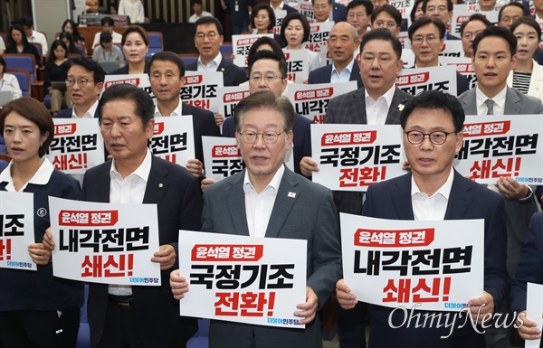 더불어민주당 이재명 대표와 박광온 원내대표를 비롯한 의원들이 8일 서울 여의도 국회에서 열린 의원총회에서 구호를 외치고 있다.