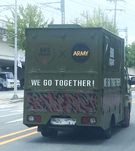 지난 7월 동두천 미군기지촌 근방에서 목격한 한 바베큐 업체의 차량. “BBQ X ARMY We go together (바베큐 X 군대 우리는 함께다)”라고 쓰여있다.