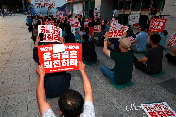  민생민주평화파탄 윤석열퇴진 창원운동본부, 일본방사능오염수해양투기저지 경남행동은 8일 저녁 창원 정우상가 앞에서 “일본 핵오염수 해양투기 즉각 중단 2차 경남대회”를 열었다.