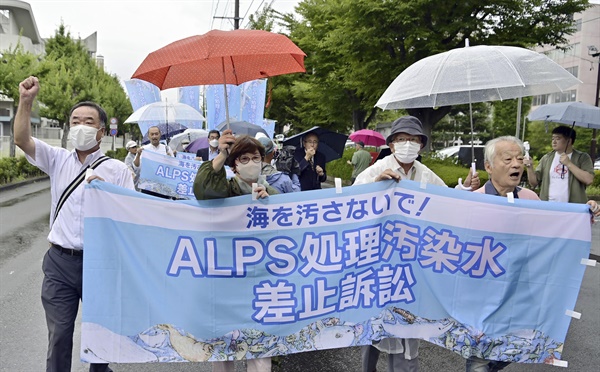 일본 후쿠시마 원전 오염수 방류 철회를 요구하는 시민들이 8일 후쿠시마 지방법원으로 향하고 있는 모습.
