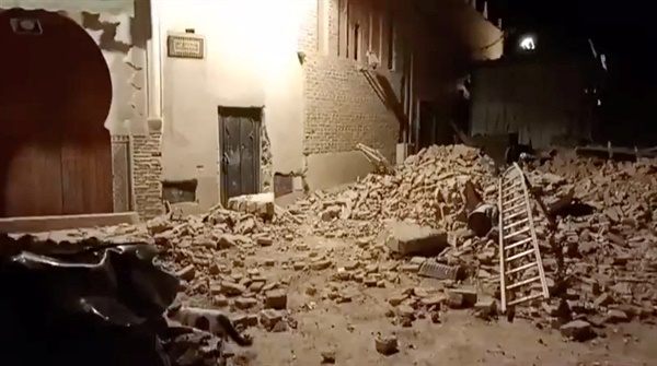 9일(현지시각) 모로코 마라케시에서 발생한 지진의 여파로 잔해가 쌓여있는 모습(SNS 영상 화면 갈무리)