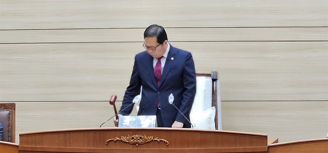 박상모 의장이 제5차 본회의에서 표결한 안건을 통과시키고 있다.
 