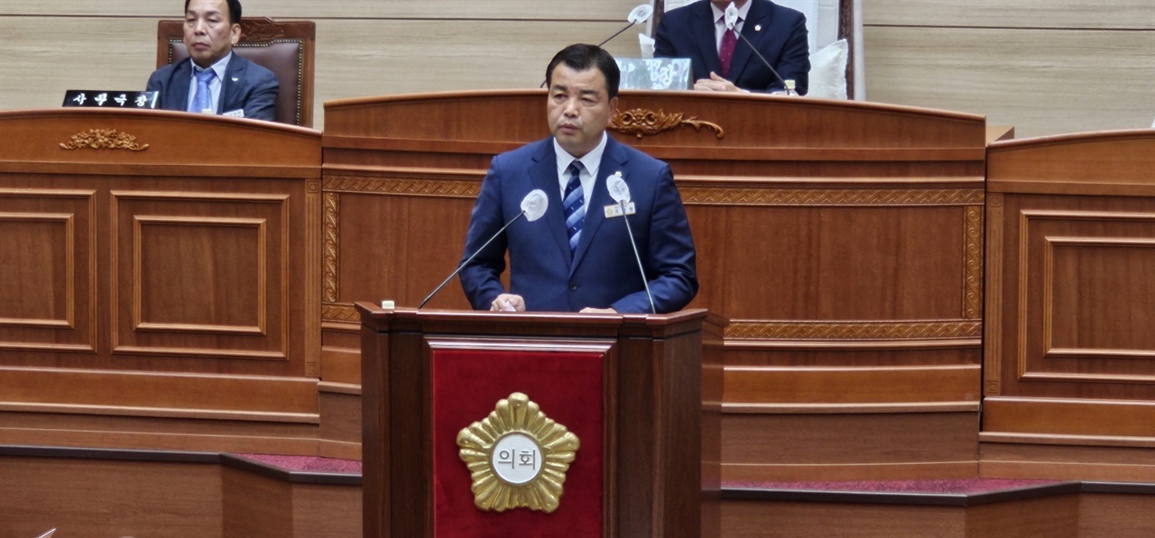 조장현 의원이 '반값 농자재 지원'과 관련하여 5분 발언을 하고 있다.