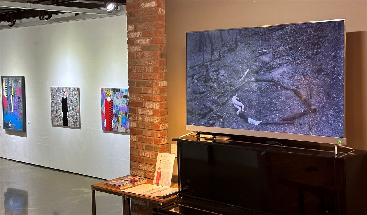 우측 화면에 산불현장에서 펼친 행위미술 작품의 영상이 나오고 있다.