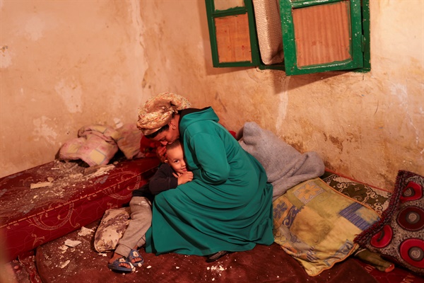 44세의 하스나(Hasna)가 2023년 9월 9일 모로코에서 강력한 지진이 발생한 후 알 하우즈(Al Haouz) 지방 물라이 브라힘(Moulay Brahim) 마을의 파손된 집에서 아들 모하메드 자드(5세)에게 키스하고 있다.