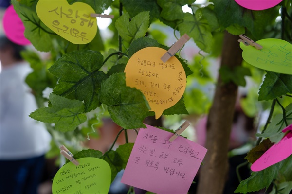 서울역 자살예방 캠페인에서 자신의 마음을 스티커로 소원나무에 붙였다. 