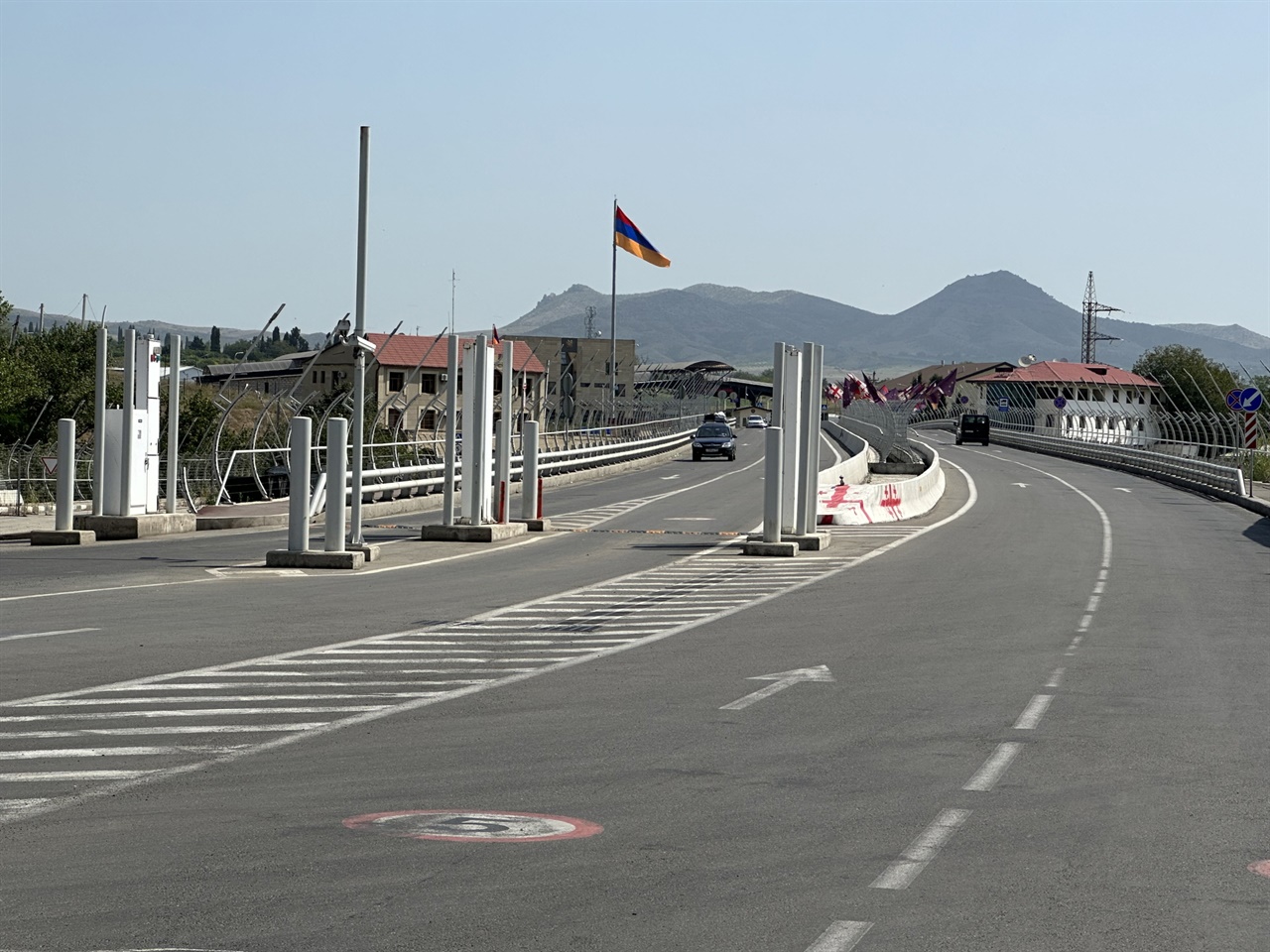 데베다강 건너 아르메니아 국기가 보인다.