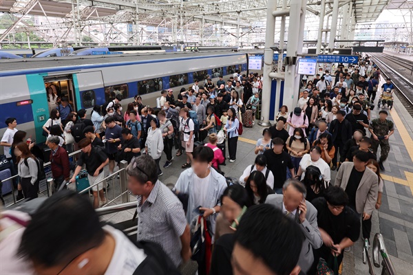 지난 8월 30일 오후 서울역에서 하차한 승객들이 이동하고 있다.