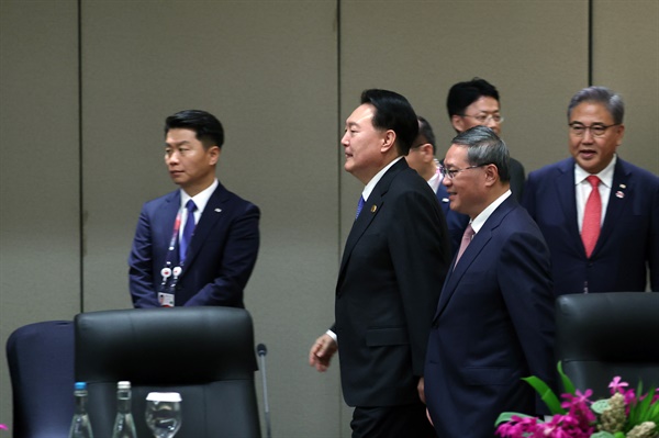  윤석열 대통령이 지난 7일(현지시간) 인도네시아 자카르타 컨벤션 센터(JCC)에서 열린 한·중국 회담에서 리창 중국 총리와 입장하고 있다.