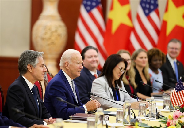 2023년 9월 10일 베트남 하노이에 있는 베트남 공산당 본부에서 조 바이든 미국 대통령, 앤서니 블링큰 미국 국무부장관이 응웬 푸 쫑 베트남 공산당 서기장과 회담을 하고 있다. 