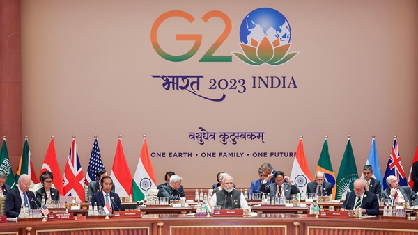 G20 국가 정상 및 대표단이 2023년 9월 9일 인도 뉴델리에서 열린 G20 정상회의 첫 번째 세션에 참석하고 있다. 
