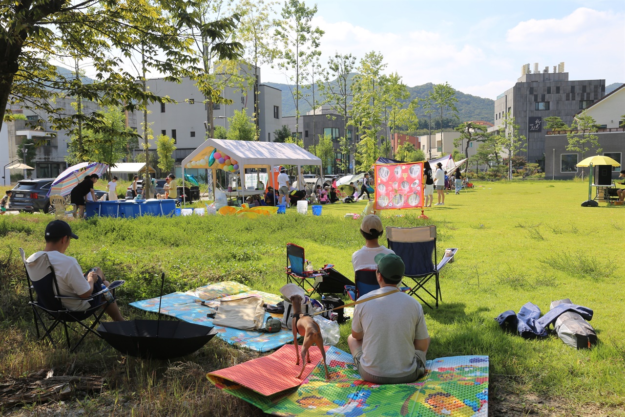지난 9일 이천시 이천도자예술마을 내 대공연장 잔디마당’에서 '흠뻑~ 피크닉' 프로그램이 실시됐다. 이는 이천문화재단의 문화자치 백 사업의 일환이다. 
