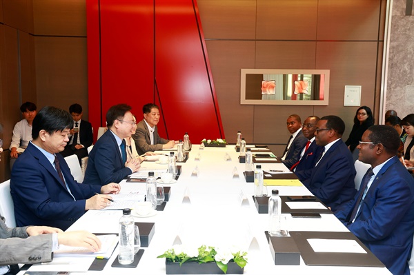 조규홍 보건복지부 장관와 아킨우미 아데시나 아프리카개발은행(African Development Bank, AfDB) 총재는 11일 서울에서 만나 한국과 아프리카 간의 보건의료 협력 방안에 대해 논의하고 있다.