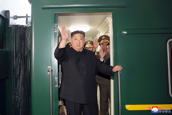 김정은 국무위원장이 러시아연방을 방문하기위해 9월 10일 오후 전용열차로 평양을 출발했다고 조선중앙통신이 12일 보도했다. 