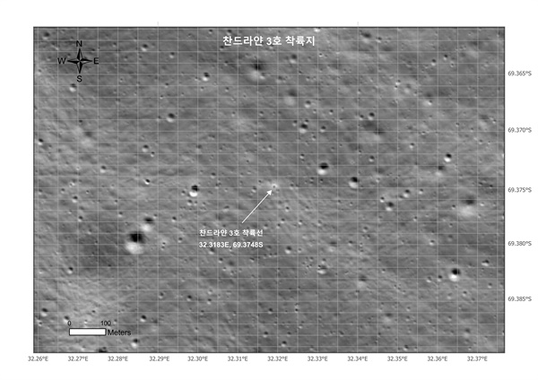 8월 27일 다누리가 달 궤도상에서 인도의 찬드라얀 3호 착륙지를 촬영한 사진(위치표시, 격자 있음).