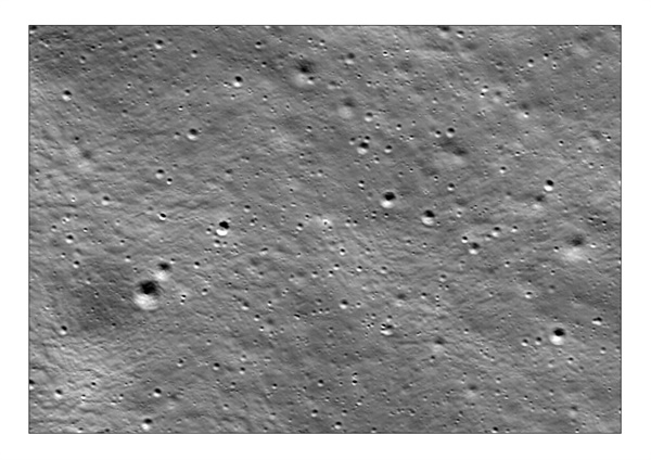 8월 27일 다누리가 달 궤도상에서 인도의 찬드라얀 3호 착륙지를 촬영한 사진 원본.