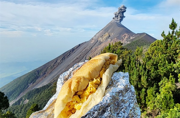푸에고의 분출을 바라보며, 아카테낭고화산에서의 아침 식사