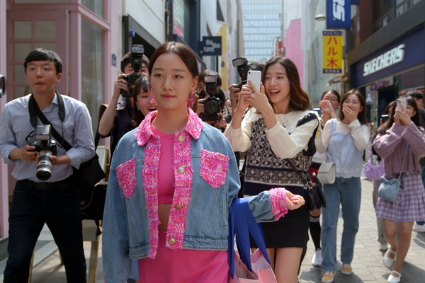 넷플릭스 드라마 시리즈 '엑스오, 키티'는 주인공 ‘키티’가 장거리 연애 중인 남자친구를 만나기 위해 한국으로 오면서 벌어지는 이야기다. 드라마 설정 상 강남, 동대문, 명동, 종로 등 서울의 모습이 배경으로 펼쳐진다.