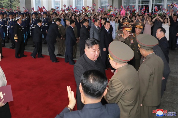 김정은 국무위원장이 러시아연방을 방문하기위해 9월 10일 오후 전용열차로 평양을 출발했다고 조선중앙통신이 12일 보도했다.