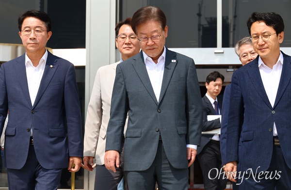 단식 13일째인 이재명 더불어민주당 대표가 2023년 9월 12일 오전 수원지검에 출석하기 위해 서울 여의도 국회를 나서고 있다.