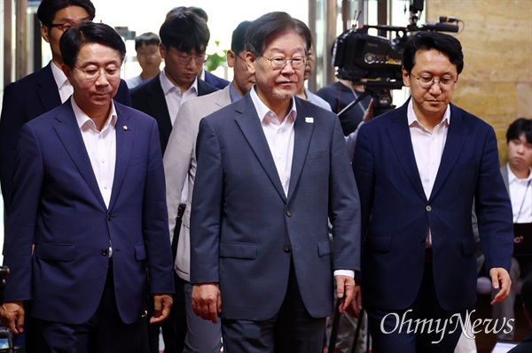 단식 13일째인 이재명 더불어민주당 대표가 12일 오전 수원지검에 출석하기 위해 서울 여의도 국회를 나서고 있다.
