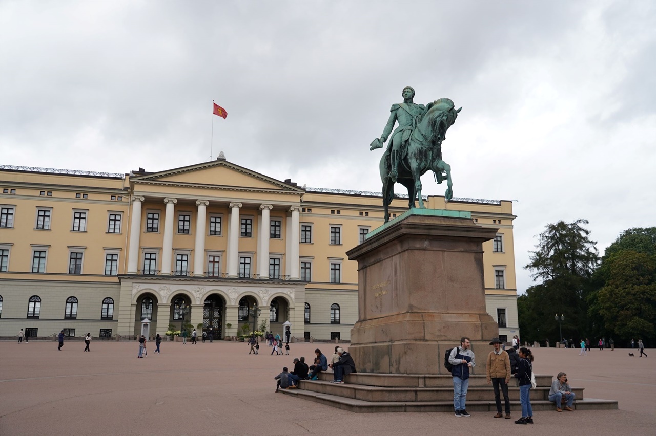 노르웨이 왕궁 앞, 스웨덴의 칼 14세 동상이 서 있다.