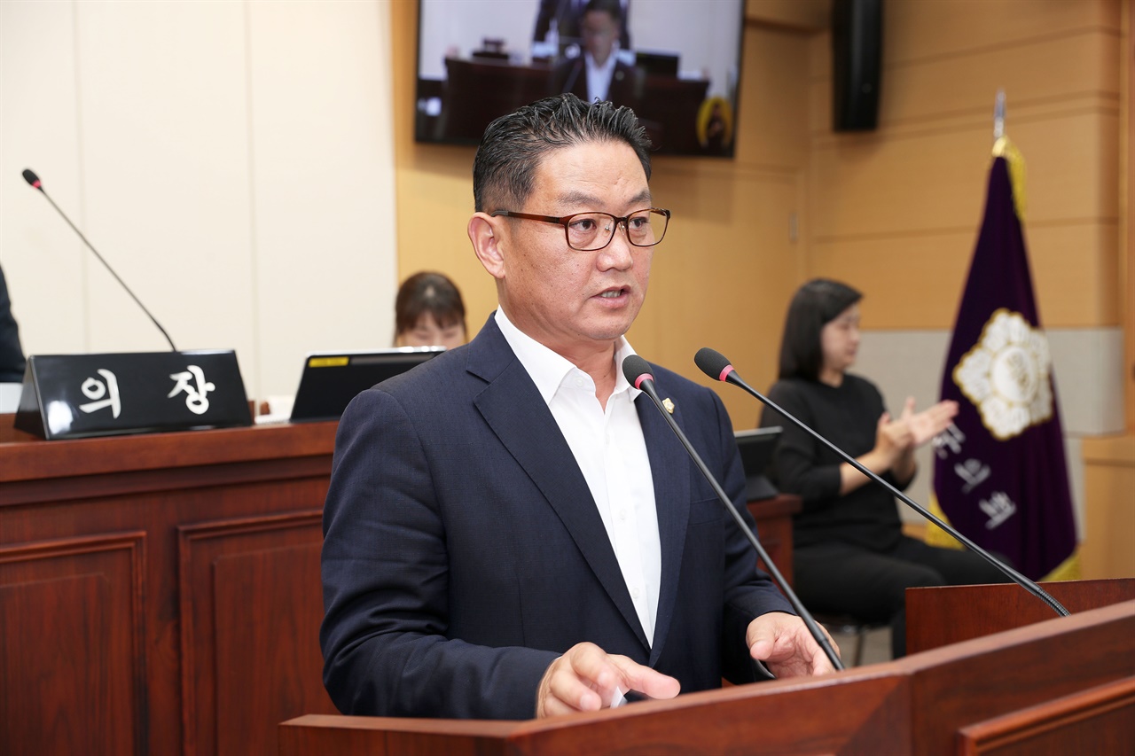 태안군의회 김영인 의원이 건의안을 낭독하고 있다.