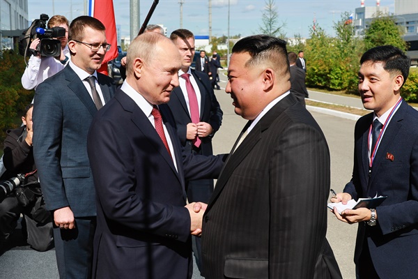 러시아의 블라디미르 푸틴 대통령이 보스토치니 우주기지에서 김정은 북한 국무위원장을 만나고 있다. 