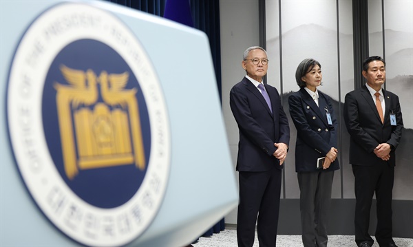  유인촌 문화체육관광부 장관 후보자(왼쪽부터), 김행 여성가족부 장관 후보자, 신원식 국방부 장관 후보자가 13일 서울 용산 대통령실 청사에서 열린 김대기 대통령 비서실장의 2차 개각 발표 브리핑에 배석하고 있다.