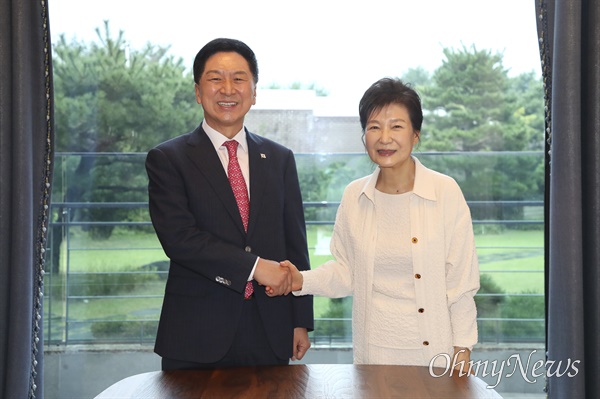  13일 오후 김기현 국민의힘 대표가 전직 대통령 박근혜씨의 자택을 찾아 악수를 나누고 있다.