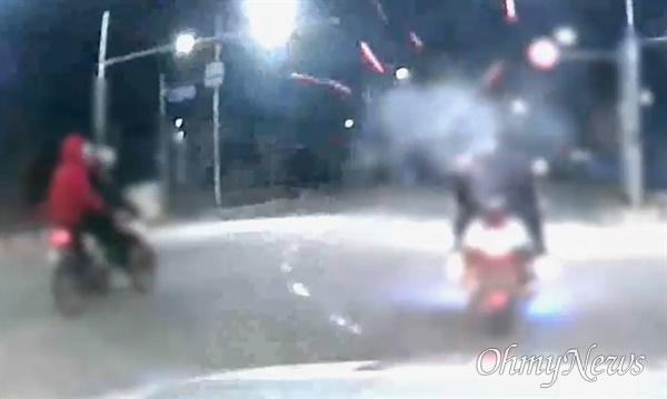 진주에서 심야에 오토바이 폭주족들이 폭죽을 쏘며 도주하고 있다(사진은 영상 촬영).