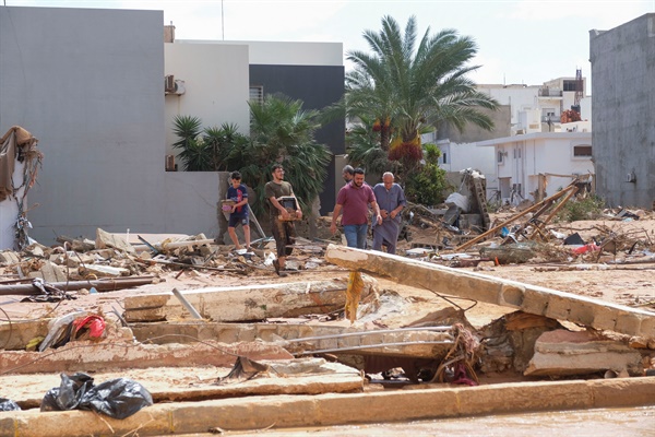 12일(현지시간) 열대성 폭풍우 '다니엘'이 휩쓸고 간 리비아 데르나주에서 주민들이 잔해를 헤치며 걷고 있다. 지난 10일 다니엘이 리비아를 강타해 폭우와 홍수가 발생했고 5천명 이상이 숨졌다.