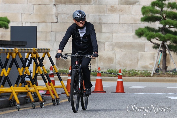 유인촌 문화체육관광부 장관 후보자가 14일 오전 서울 종로구에 마련된 인사청문회 준비단 사무실에 자전거를 타고 출근하고 있다.