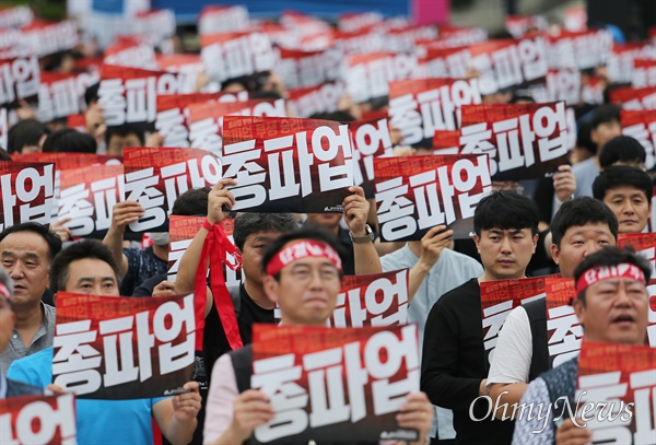  전국철도노동조합이 철도민영화 정책 중단, 수서행 KTX 투입 등을 요구하며 14일 닷새간의 1차 파업에 나섰다. 이날 부산역 광장에 모여 총파업 출정식을 열고 있는 부산지방본부 조합원들.