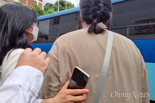 14일 오전 수원지법 성남지원에서 진행된 '서현역 흉기 난동' 범인 최원종에 대한 첫 공판이 끝나고 유족들이 최씨가 탄 호송버스를 따라가며 오열하고 있다.