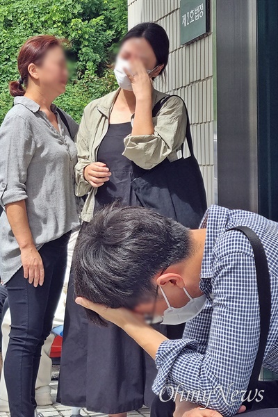 14일 오전 수원지법 성남지원에서 진행된 '서현역 흉기 난동' 범인 최원종에 대한 첫 공판이 끝나고 희생자 유족들이 오열하고 있다.