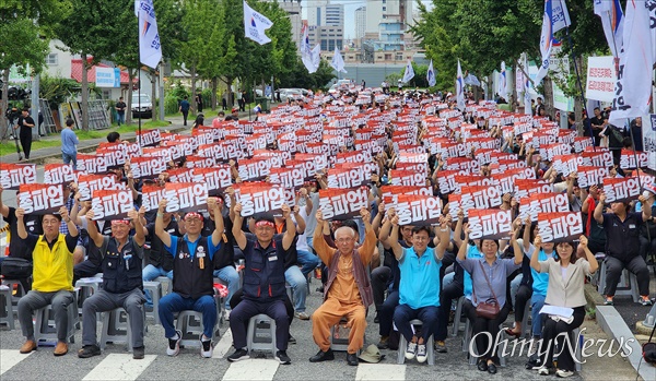  철도노조가 14일 오전 9시 부터 총파업에 돌입했다. 철도노조대전지방본부는 이날 오전 대전역 동광장 옆 도로에서 총파업 출정식을 개최했다.