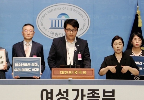 김경훈 전 청소년특별회의 부의장(고등학생)은 “정부가 없애버린 청소년사업에서 청소년 1인에게 돌아가는 1년치의 참여 예산은 4만원도 4천원도 아닌 468원”이라며 청소년예산 삭감을 비판했다. 