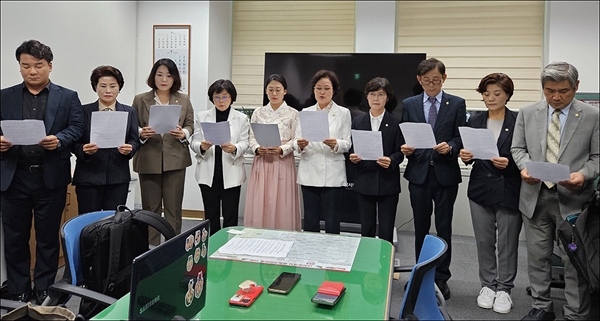 더불어민주당 소속 10명의 대전 서구의회의원들은 14일 오후 대전시의회 기자실에서 기자회견을 열어 위탁선거법 위반 혐의로 유죄판결을 받은 서철모 서구청장의 사과를 촉구했다.