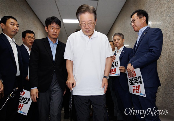 단식 투쟁 16일차인 이재명 더불어민주당 대표가 15일 오전 서울 여의도 국회에서 당대표실로 향하고 있다.