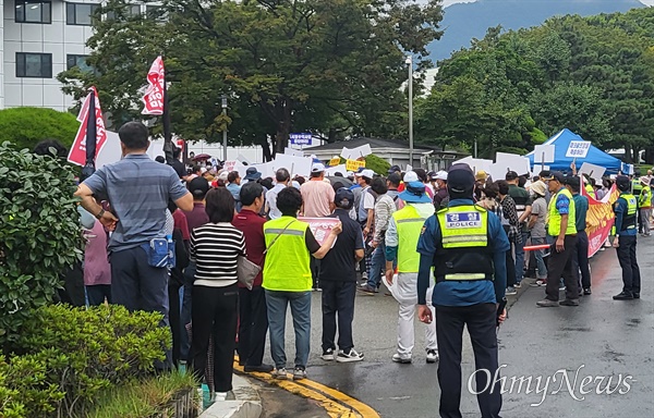  창원시파크골프협회는 15일 창원시의회, 창원시청 앞에서 집회를 열었다.