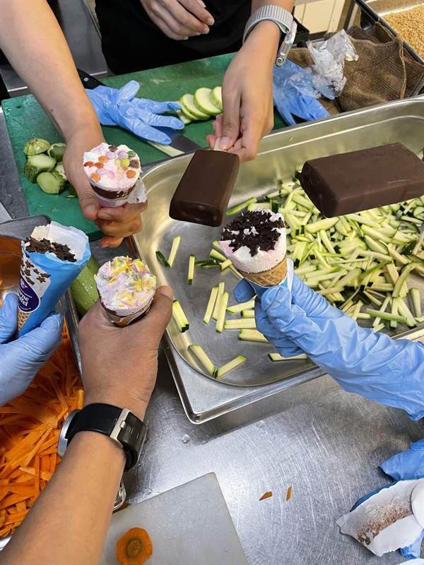 아이스 브레이킹 타임이 필요하다며 키친마마가 준 아이스크림을 모아서 기념 사진