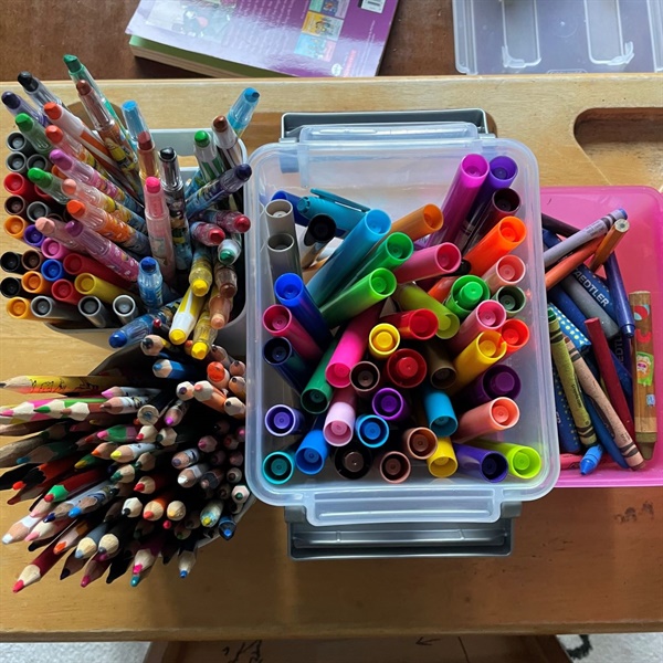 새 학년 준비는 색연필을 깎는 것에서 시작된다.