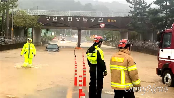 창원시립상복공원 입구 도로가 16일 오전 갑자기 내린 폭우로 침수되었다.