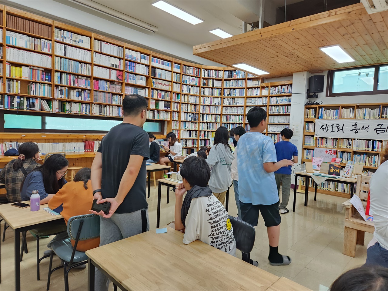 최근 충남 홍성군 홍동면 밝맑도서관에서 '금서 축제'가 열렸다. 시민들이 직접 '금서'를 읽어 보겠다며 도서관을 찾았다. 