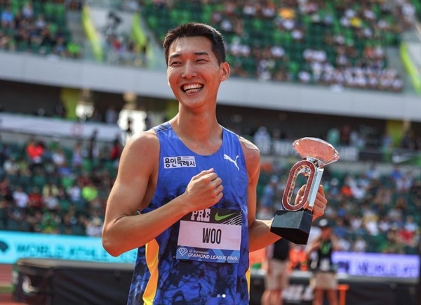  우상혁이  2023 세계육상연맹 다이아몬드리그 파이널 남자 높이뛰기 우승을 기뻐하고 있다 