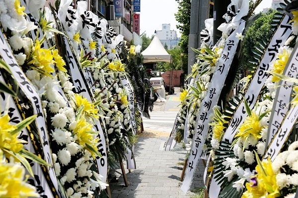 지난 7월 21일, 서울 서초구 서이초등학교 정문앞에 전국 각지에서 보내온 추모의 조화들이 수백개씩 세워져 숨진 교사의 죽음을 애도하고 있다.