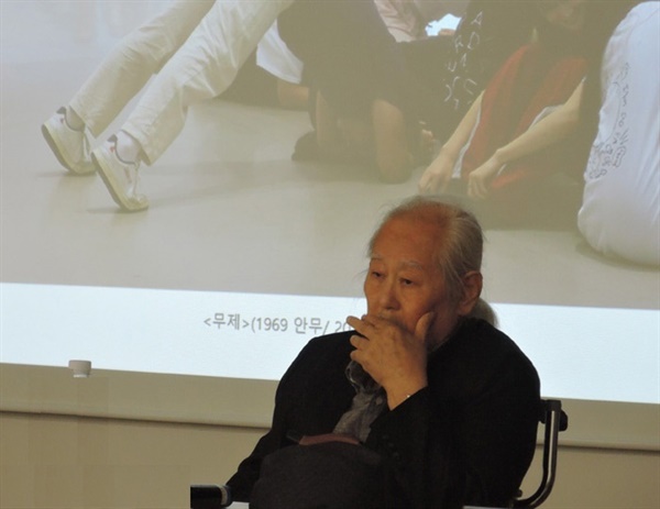 MMCA 서울관(교육관)에 기자들과 함께 참석한 김구림 작가의 표정이 어둡다